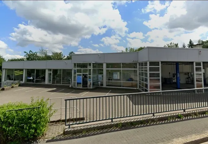 Kfz-Technikermeister bei der Begutachtung