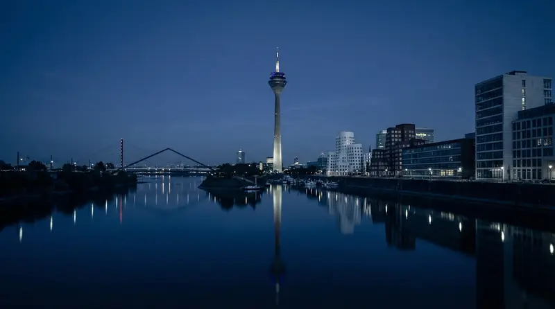 Medienhafen Düsseldorf mit Rheinturm