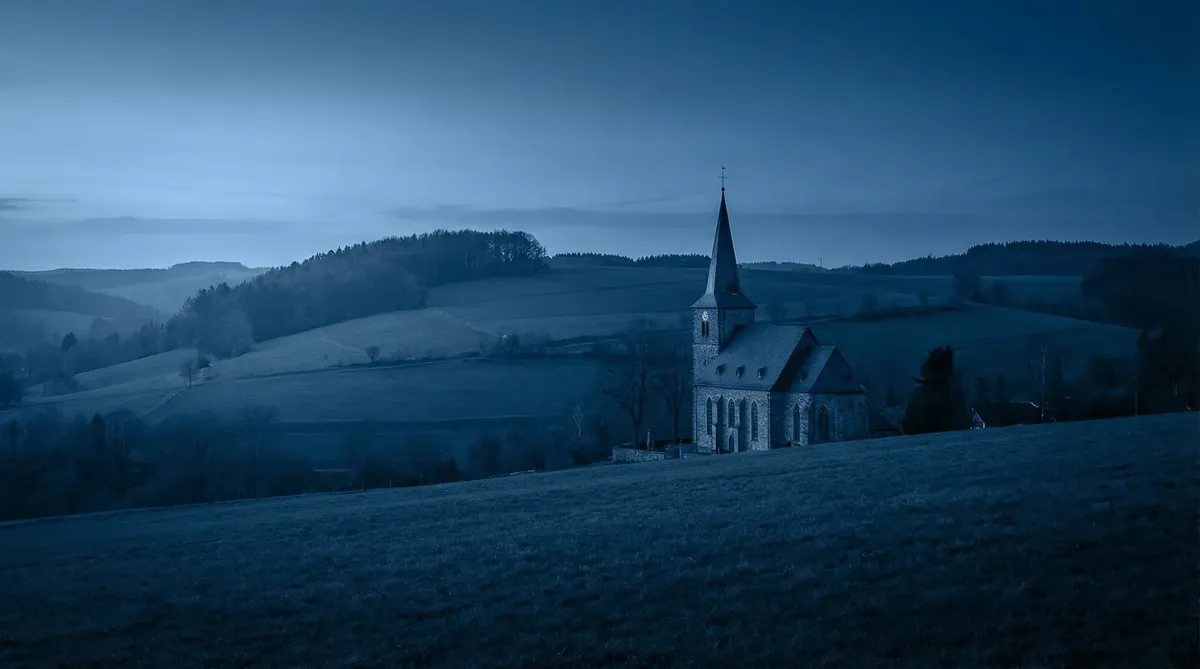 Sauerland Landschaft mit Kirche bei Halver