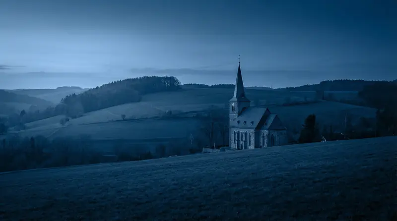 Sauerland Landschaft mit Kirche bei Halver