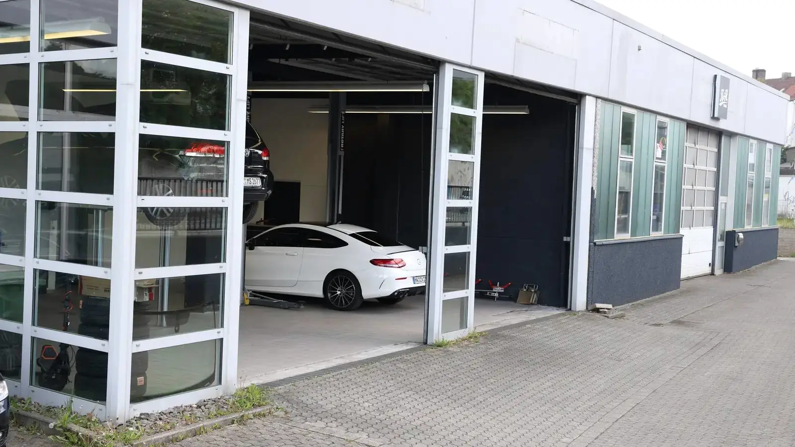 Kfz-Meister bei der Begutachtung
