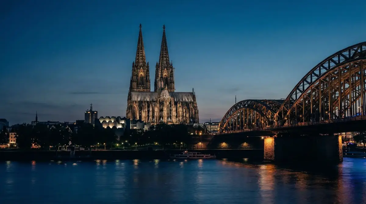 Kölner Dom mit Rhein zur blauen Stunde