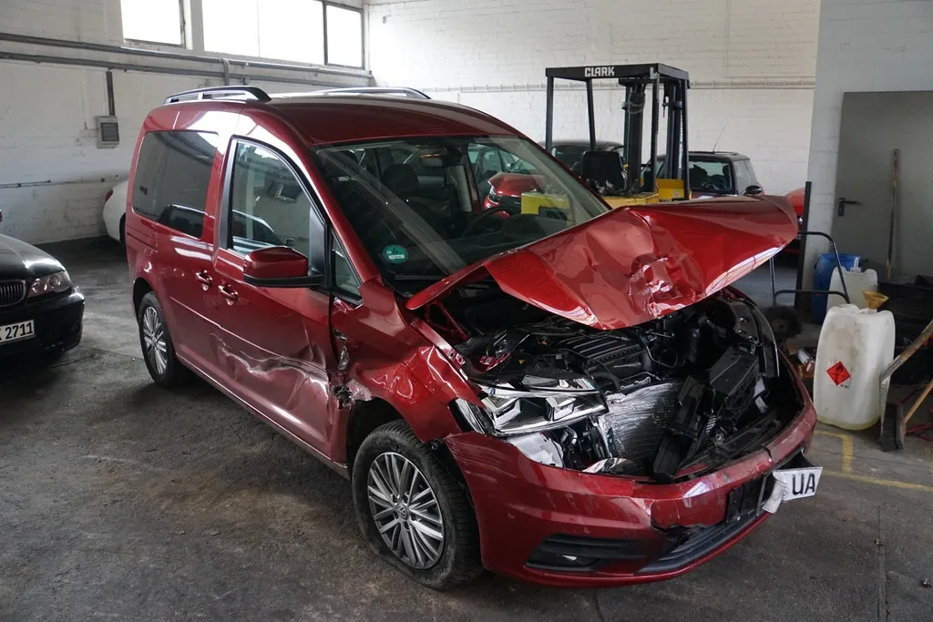 Kfz Gutachter bei der Schadenaufnahme