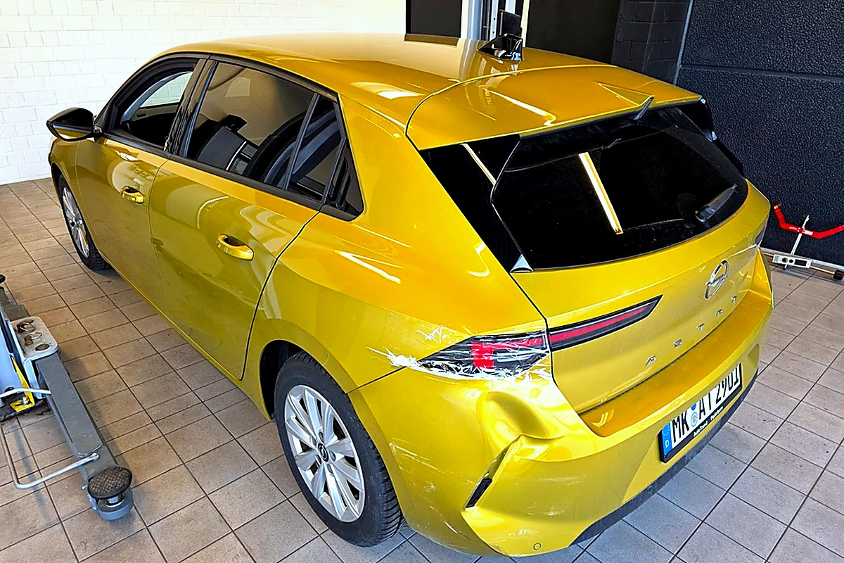 Opel Astra – Heckschaden in Prüfhalle