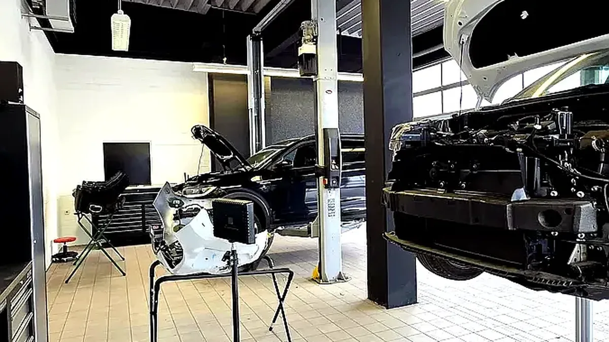 Eigene Prüfhalle Gutachter Koop – Professionelle Fahrzeugzerlegung und Schadensanalyse