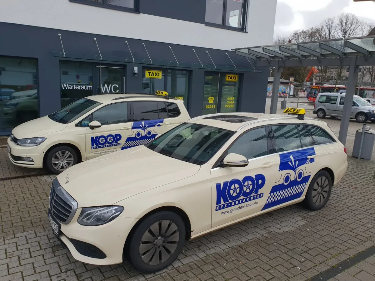 Koop-Folierung auf Mercedes E-Klasse und VW Touran Taxis