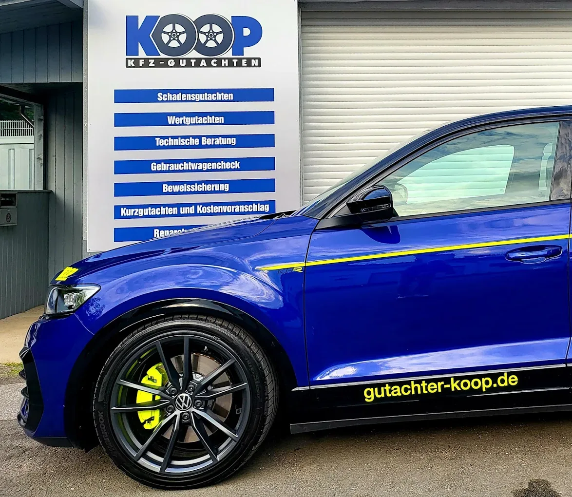 VW T-Roc R mit Koop-Folierung vor der Prüfhalle