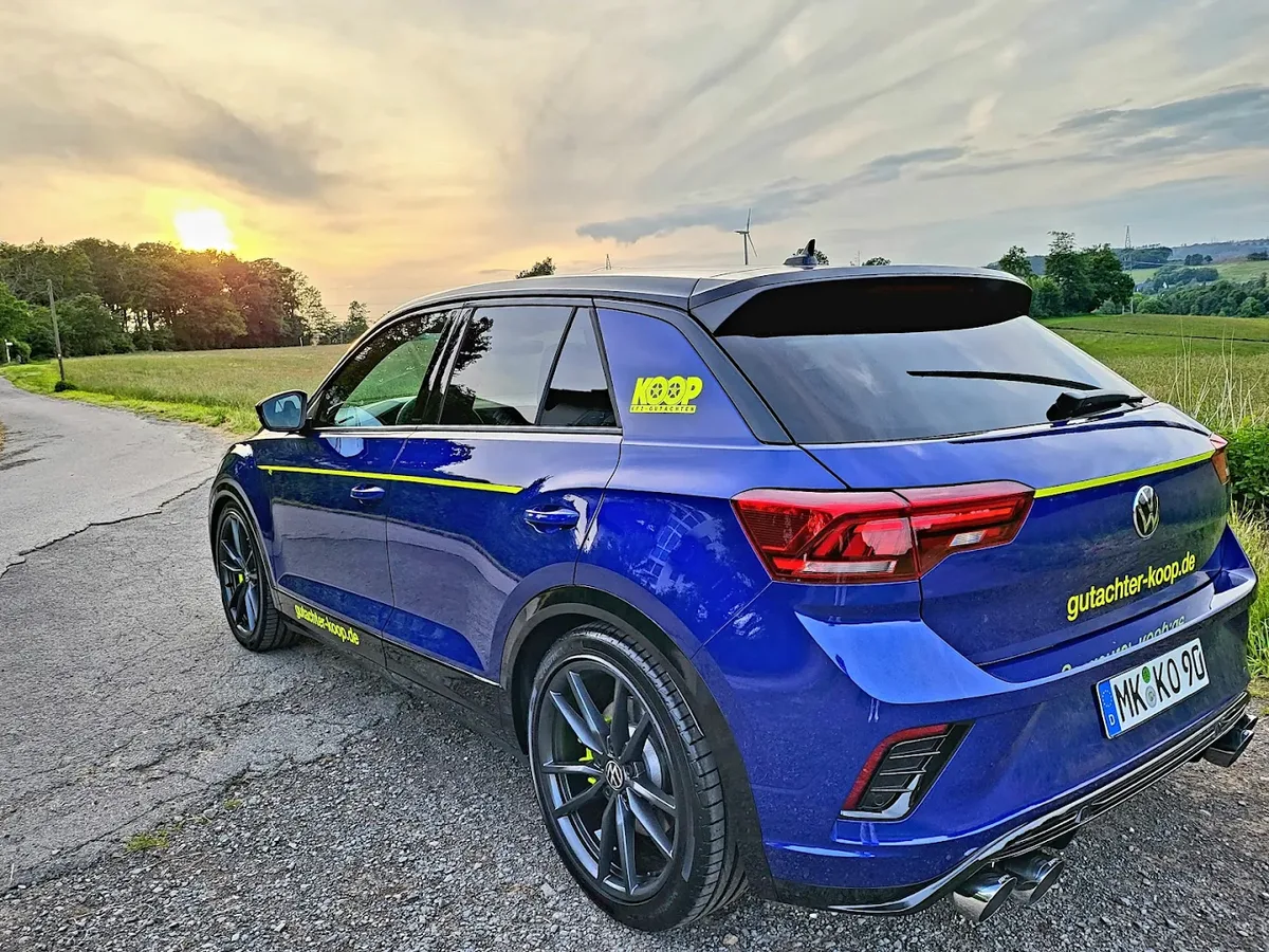 VW T-Roc R Heckansicht bei Sonnenuntergang im Sauerland