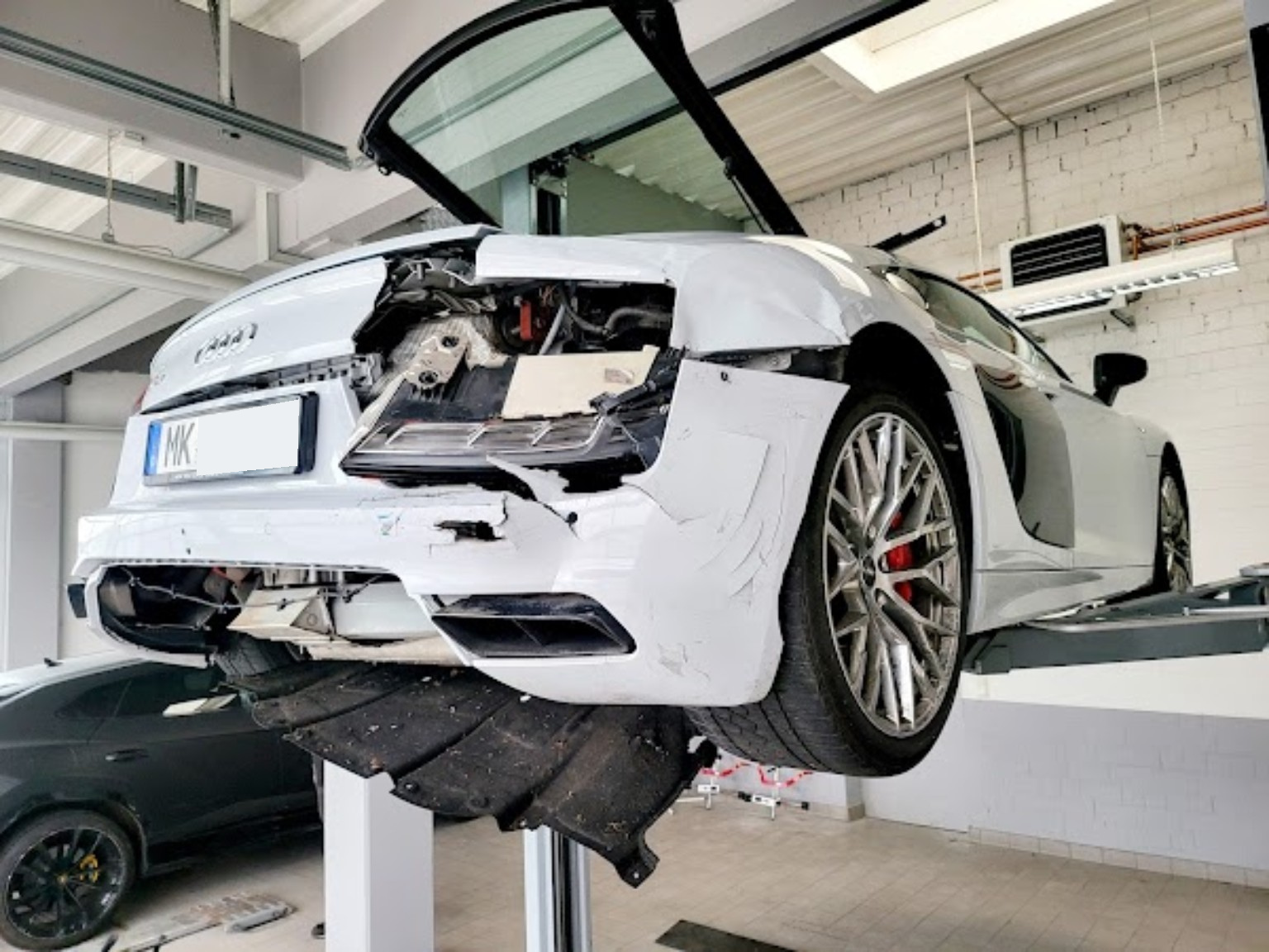 Audi R8 mit Heckschaden in unserer Prüfhalle.