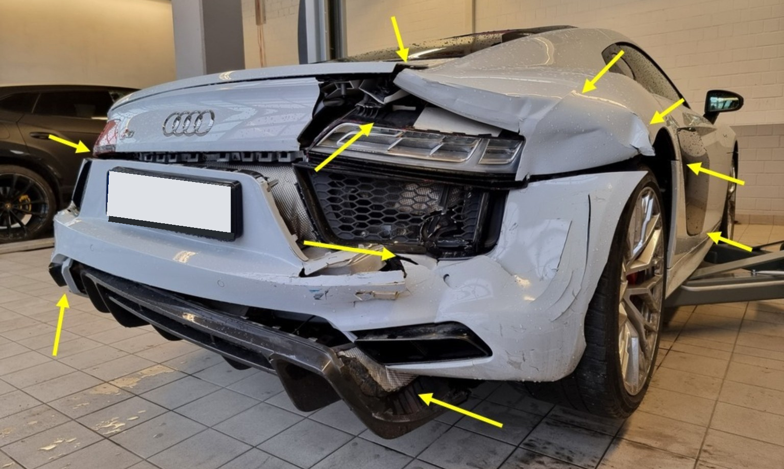Das beschädigte Heck des Audi R8 vor der Demontage.