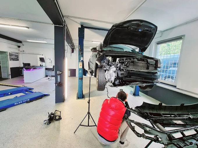 Schadensdokumentation per Fotografie in der Prüfhalle